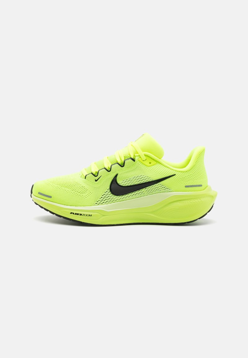 Chaussure de running Nike jaune néon avec logo swoosh noir, tige en mesh respirant, semelle coussinée et étiquette «Air Zoom» sur la semelle intermédiaire.