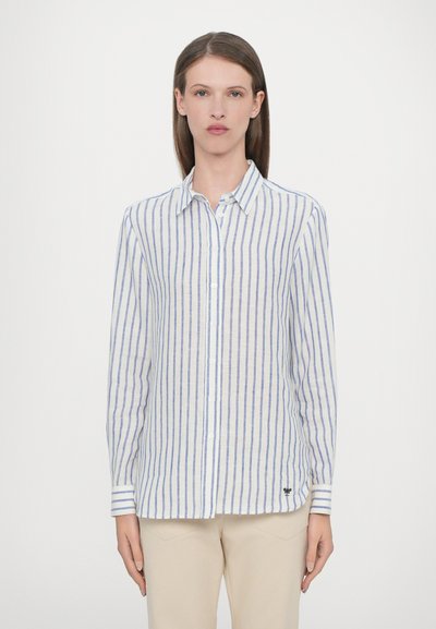 Stribet skjorte i hvid med blå lodrette linjer, lavet af letvægtsstof; har en krave og et lille logo-detalje ved kanten.