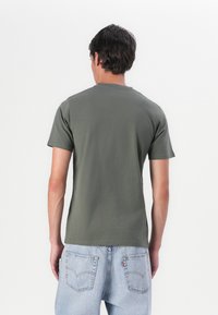 Barbour LOGO TEE - T-shirt estampada - thyme