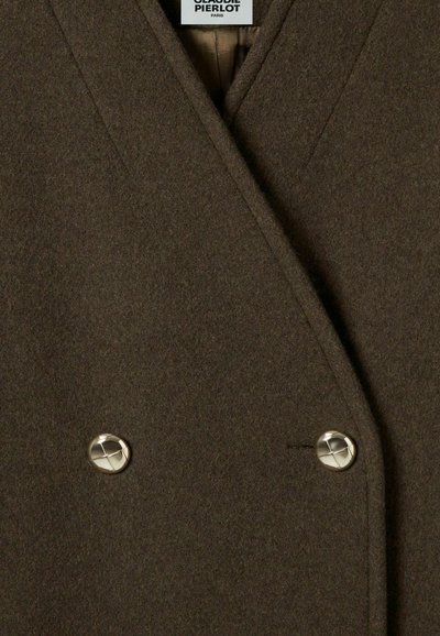 Cappotto in misto lana marrone con design doppiopetto, caratterizzato da due bottoni metallici argentati e una texture morbida.