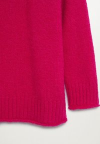Fuchsia-farbener Strickpullover mit gerippten Bündchen und Saum, der eine weiche Textur und eine lockere Passform aufweist und im Bild teilweise sichtbar ist.