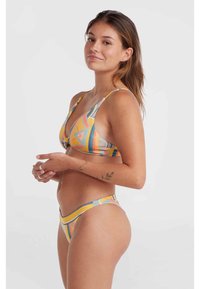 Bikini set met een driehoek top en hoge uitsnijdingen in een meerkleurig geometrisch patroon met dunne bandjes en oranje, gele en blauwe accenten.