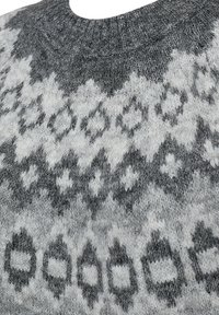 Grå och vit mönstrad stickad tröja med rund halsringning, intrikata geometriska mönster och en mjuk, texturerad finish.