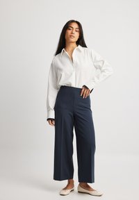 NA-KD CULOTTE MIT TAILLE - Auduma bikses - dark navy