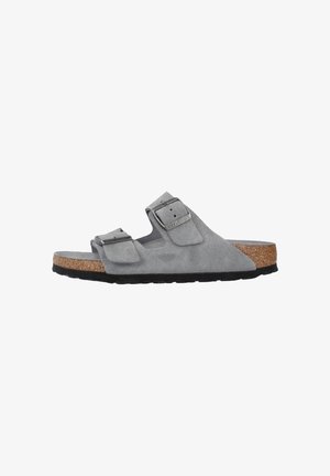 Sandalo in suede grigio con due cinturini regolabili e fibbie in metallo. Plantare in sughero per comfort e suola in gomma nera per trazione.