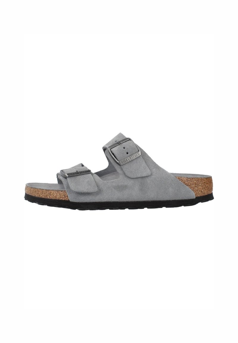 Sandalo in suede grigio con due cinturini regolabili e fibbie in metallo. Plantare in sughero per comfort e suola in gomma nera per trazione.
