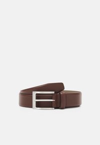 Ceinture en cuir marron avec une boucle rectangulaire en métal argenté, présentant une texture lisse et un design classique.