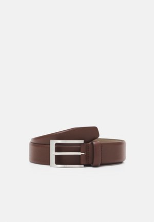 Cinto de couro castanho com uma fivela retangular em metal prateado, apresentando uma textura suave e um design clássico.