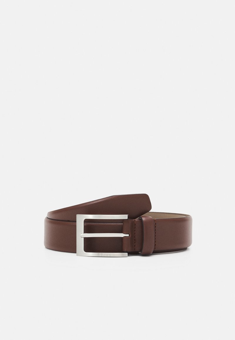 Ceinture en cuir marron avec une boucle rectangulaire en métal argenté, présentant une texture lisse et un design classique.