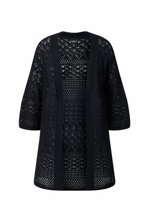 Zwarte haakwerkvest met open voorkant, driekwart mouwen en geometrische kantpatronen over het geheel.