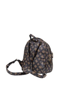 Mochila de cuero sintético negra con un diseño de logotipo dorado estampado. Cuenta con correas ajustables y cierre de cremallera. Forma compacta y redondeada.