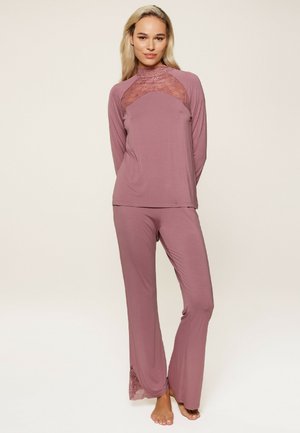 Ensemble de loungewear deux pièces en mauve, comprenant un haut à manches longues avec des bordures en dentelle et un pantalon assorti avec des accents en dentelle au bas. Texture lisse.