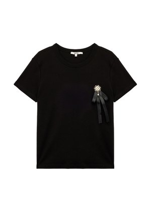T-shirt nera in cotone con maniche corte, collo tondo e un fermaglio decorativo che presenta un gruppo di perle e dettagli in nastro nero.