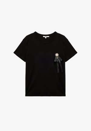 Zwarte katoenen t-shirt met korte mouwen, ronde hals en een decoratieve broche met een cluster van parels en zwarte lintaccenten.