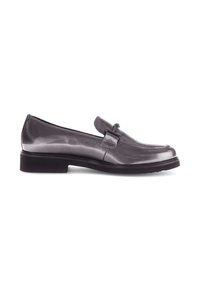 Grijze gepatineerde leren instapper met een slip-on ontwerp, voorzien van een decoratieve gesp en een lage rubberen zool voor comfort.