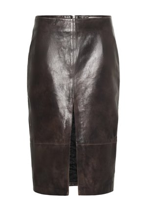 Fustă din piele de culoare maro închis, până la genunchi, cu fanta frontală și detalii vizibile de cusătură.