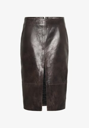 Fustă din piele de culoare maro închis, până la genunchi, cu fanta frontală și detalii vizibile de cusătură.