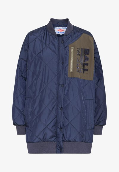 Tumesinine tikitud bomber-jakk, millel on soonikkoes varrukad ja allserv, rohelise kangast plaastri ja tõmblukuga tasku vasakul rinnal.