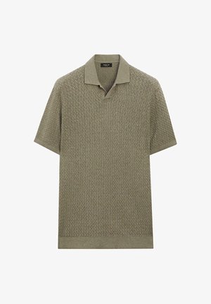 Kortemouws, olijfgroen gebreid poloshirt met textuurpatroon en open kraag, ontworpen voor casual gebruik.