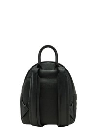 Zaino in pelle nera con finitura texturizzata, dotato di due spallacci regolabili, una maniglia superiore e tasche laterali.