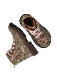 Leopardprint enkellaarsjes met gestructureerde metallic stof, roze veters en een robuuste bruine zool. Kenmerken zijn een lage snit en een stevige constructie.