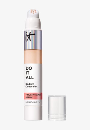 Stylo correcteur avec éponge applicatrice montrant des points de produit beige, bouchon transparent à côté, étiqueté "Do It All Radiant Concealer + Serum".