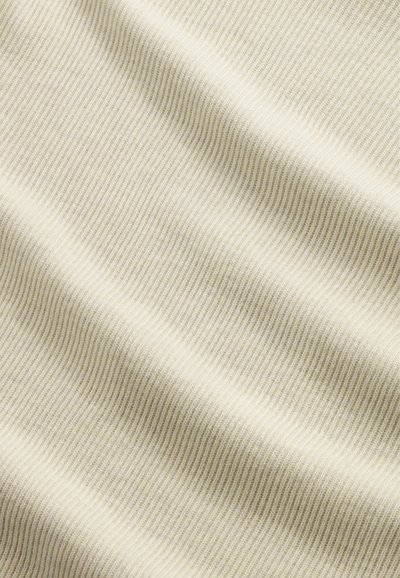 Cremfarbener Stoff mit dezenten vertikalen Streifen, der eine glatte Textur und ein leichtes, weiches Erscheinungsbild aufweist.