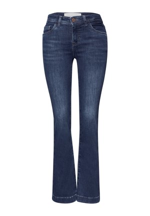 Jeans in denim blu scuro con tasche frontali, chiusura con bottoni e gambe svasate, esposti in posizione verticale su uno sfondo bianco.