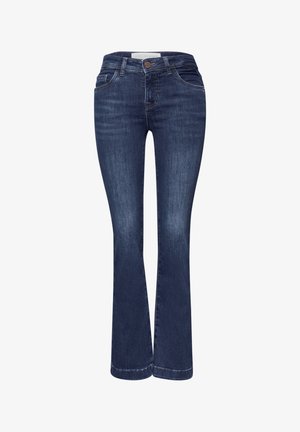 Jeans in denim blu scuro con tasche frontali, chiusura con bottoni e gambe svasate, esposti in posizione verticale su uno sfondo bianco.