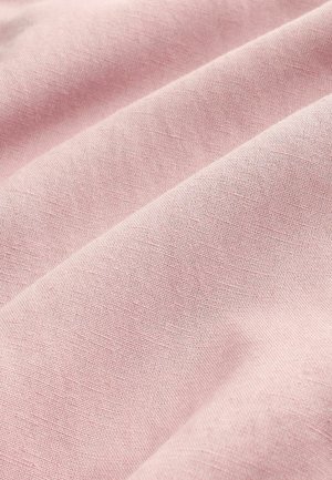Textilmaterial i ljusrosa som visar en slät textur med subtila vävstrukturen och mjuka draperingar.