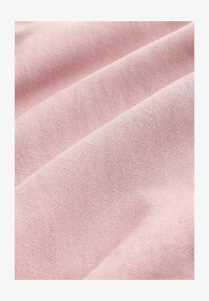 Tissu textile en rose clair, présentant une texture lisse avec des motifs de tissage subtils et un drapé délicat.