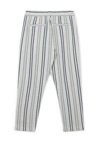 Weiße gestreifte Hose mit vertikalen navyblauen Streifen, featuring einen elastischen Bund und zwei Gesäßtaschen. Glatte Textur, nach unten zulaufendes Bein-Design.