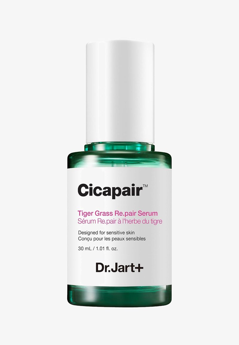 Flacon de sérum réparateur Cicapair Tiger Grass de 30 mL, conçu pour les peaux sensibles par Dr.Jart+, avec un capuchon blanc et un flacon en verre teinté vert.