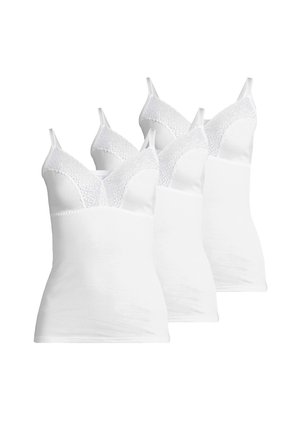 Trzy białe damskie podkoszulki z koronkową lamówką przy dekolcie i regulowanymi ramiączkami, ułożone obok siebie.