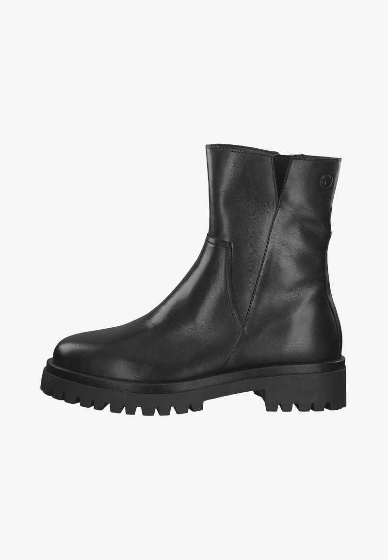 Bottine noire en cuir avec un design épuré, dotée d'une semelle en caoutchouc avec des rainures, d'un tige allongée et de détails de couture minimalistes.