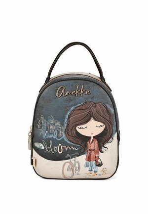 Kleine Handtasche mit einer Illustration eines Mädchens, das einen Korb, ein Fahrrad, eine Katze hält, und dem Markennamen Anekke auf der oberen Vorderseite.