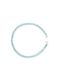 Bransoletka wielowarstwowa z jasnoniebieskimi, fasetowanymi szklanymi koralikami, przerywana srebrnymi akcentami łańcuszkowymi oraz cylindrycznymi metalowymi zapięciami.