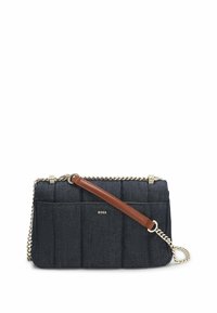 Denim-Schultertasche mit gestepptem Design, dunkelblauer Farbe, braunem Ledertrageriemen, silberner Kettenhardware und dezentem Logodetail auf der Vorderseite.