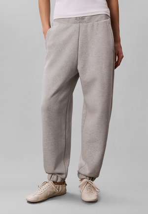 Calvin Klein, PERFORMANCE CUFFED JOGGERS - Долнище на анцуг - grey
