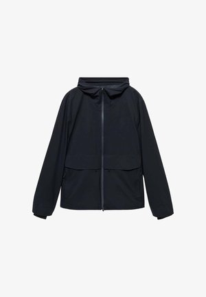 Schwarze wasserfeste Jacke mit Kapuze, durchgehendem Reißverschluss, zwei Fronttaschen und verstellbaren Bündchen. Glatte Textur und minimalistisches Design.