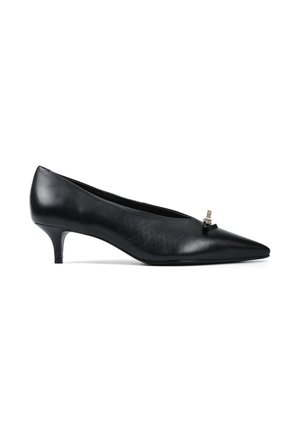 Czarne skórzane buty na wysokim obcasie z wąskim noskiem, niskim obcasem typu kitten heel i małym metalowym akcentem na przodzie. Gładka tekstura, minimalistyczny design.