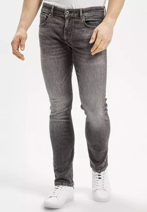 Szare dżinsy typu slim fit, z pięcioma kieszeniami i subtelnym wyblaknięciem. W połączeniu z białymi sneakersami dla uzyskania casualowego wyglądu.
