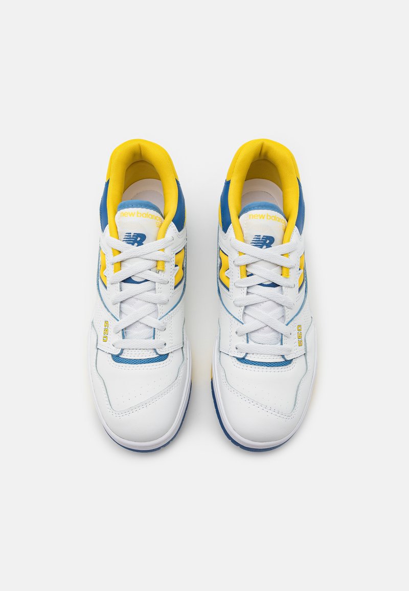 Weiße Sneaker mit blauen und gelben Akzenten, ausgestattet mit einem glatten Leder-Obermaterial, perforierter Zehenkappe, Schnürsenkeln und gepolstertem Kragen.