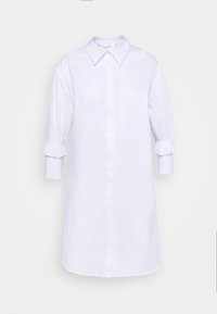 Camicia bianca a maniche lunghe, con colletto classico, maniche a tre quarti con volant elastici e orlo dritto. Tessuto dalla texture liscia.