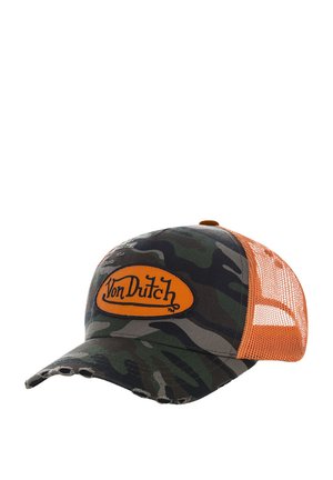 Gorra de camionero con patrón de camuflaje que presenta un parche del logo naranja de Von Dutch, con una parte delantera estructurada y parte trasera de malla para mayor transpirabilidad. Visera envejecida.