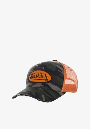 Gorra de camionero con patrón de camuflaje que presenta un parche del logo naranja de Von Dutch, con una parte delantera estructurada y parte trasera de malla para mayor transpirabilidad. Visera envejecida.