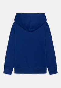 Sudadera con capucha de color azul marino que presenta un bolsillo tipo canguro, puños acanalados y una textura de tela suave, con una vista trasera plana.
