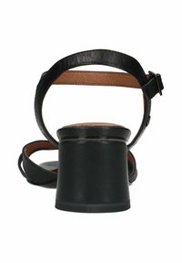 Zwarte sandaalhakken met een brede blokhak, slanke banden en een gladde leren afwerking. Gesp sluiting bij de enkel, tan kleurige binnenzool.