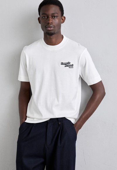 Emporio Armani Marškinėliai su spaudiniu - off white