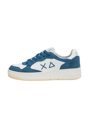 Hvide og blå sneakers lavet af ruskind og læder. De har et trekantet logo og en tekstureret sål. Snørelukning og polstret krave.